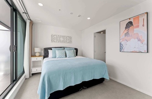 Auckland Central Business District Apartment | Penthouse 3BR & 2Bath-Skytower View-Pool, Parking