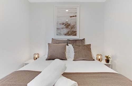 Takapuna Apartment | Spacious Stylish 2BR Carpark Aircon