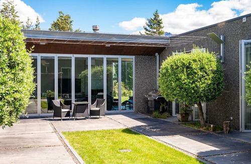 Wanaka Villa | Modern Living with breathtaking views of Lake Wanaka
