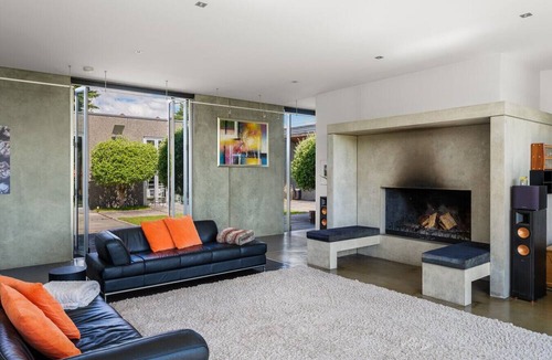 Wanaka Villa | Modern Living with breathtaking views of Lake Wanaka