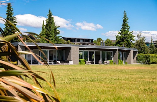 Wanaka Villa | Modern Living with breathtaking views of Lake Wanaka