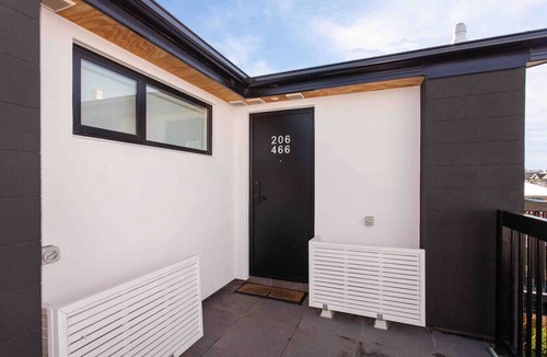 Christchurch City Centre Apartment | Penthouse Apartment Scenic Views-Spacious 2br