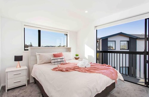 Christchurch City Centre Apartment | Penthouse Apartment Scenic Views-Spacious 2br
