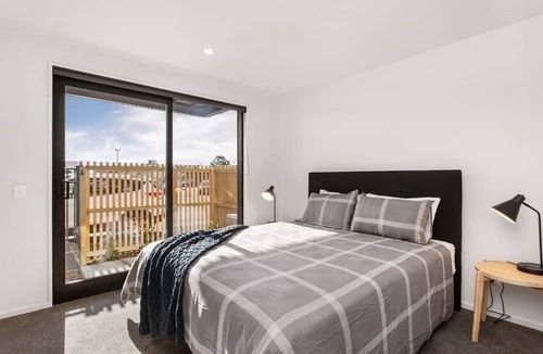 Addington Apartment | Stylish Brand New Sunny 3Bdrm 3Bth garage sleeps 6