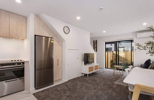 Christchurch City Centre Apartment | New 2Bdrm 2Bthrm Hospital CBD Hagley Park Location