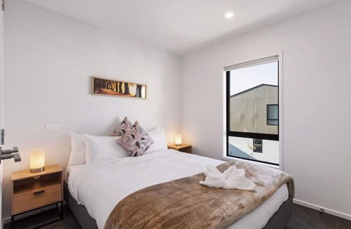 Sydenham Apartment | Brand New 2 Bedroom | Free off Street Parking