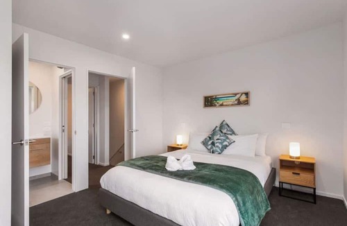 Sydenham Apartment | Brand New 2 Bedroom | Free off Street Parking