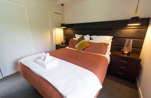 Christchurch City Centre Apartment | Touch of Class CBD, free park