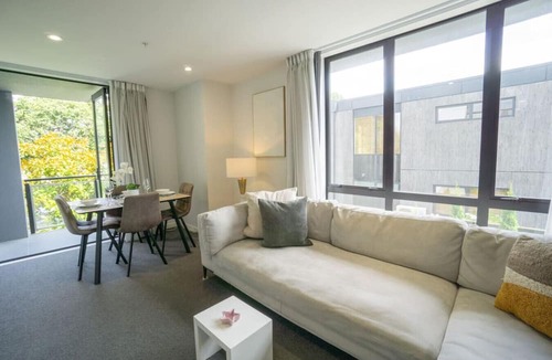Christchurch City Centre Apartment | Touch of Class CBD, free park