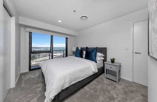 Auckland Central Business District Apartment | One Bed Harbour Views, Pool & Parking on Hobson St