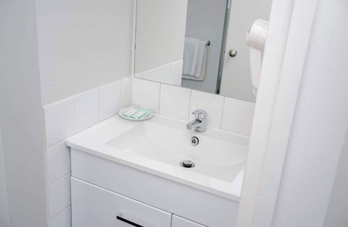 Riccarton Hotel | Superior Queen Room Studio
