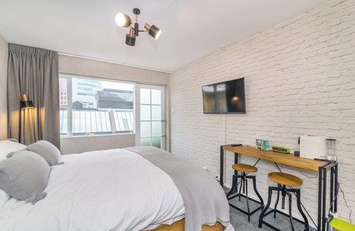 Wellington CBD Apartment | The Cube - Cosy Studio - Great Location Close to Attractions, Shops & Eateries