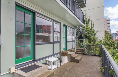 Wellington CBD Apartment | The Cube - Cosy Studio - Great Location Close to Attractions, Shops & Eateries