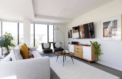 Te Aro Apartment | Luxe 1BR City Apt | Modern, Spacious w/Parking