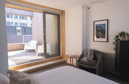 Te Aro Apartment | Urban Oasis | Spacious 3BR Townhouse w Terrace