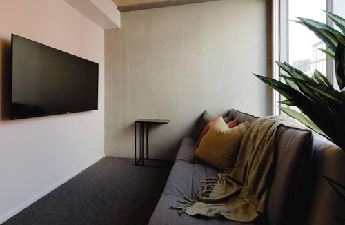 Te Aro Apartment | Executive 2BR Designer Townhouse + Rooftop Oasis