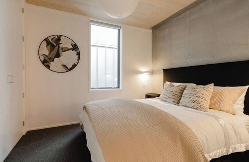 Te Aro Apartment | Executive 2BR Designer Townhouse + Rooftop Oasis