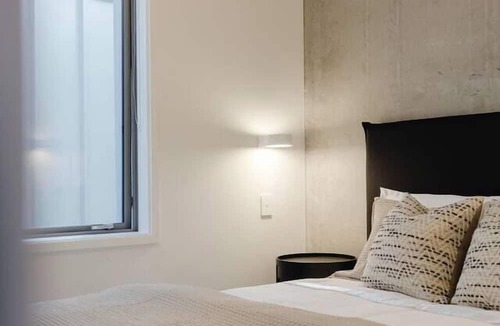 Te Aro Apartment | Executive 2BR Designer Townhouse + Rooftop Oasis
