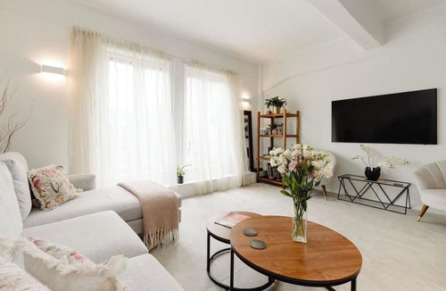 Te Aro Apartment | Bright & Spacious 1BR Apt | Central City Stay
