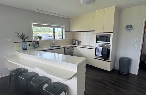 Harewood House | Large 5 Bedroom home 10mins to Christchurch airport. Wheelchair facilities