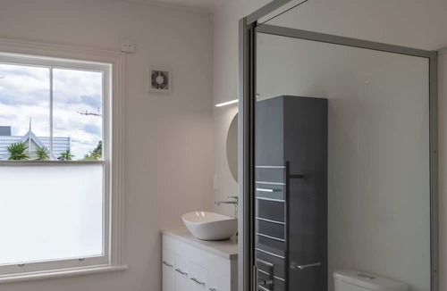 Ponsonby Villa | Surrounded by nature, The Urban Villa in Ponsonby offers an indoor/outdoor terrace.