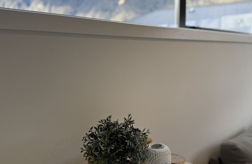 Kawarau Falls House | Hanley’s Farm Gem: Private Spa, BBQ