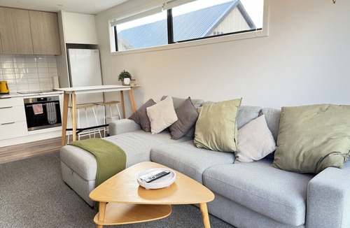 Kawarau Falls House | Hanley’s Farm Gem: Private Spa, BBQ