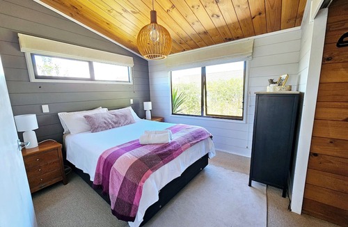 Paraparaumu Beach Cottage | Cute 'n' Cozy on Manly