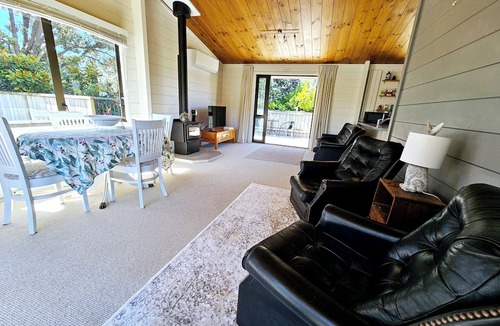 Paraparaumu Beach Cottage | Cute 'n' Cozy on Manly