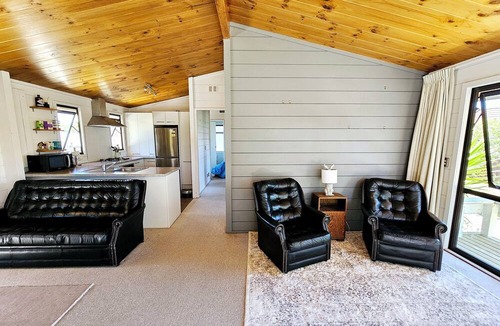 Paraparaumu Beach Cottage | Cute 'n' Cozy on Manly
