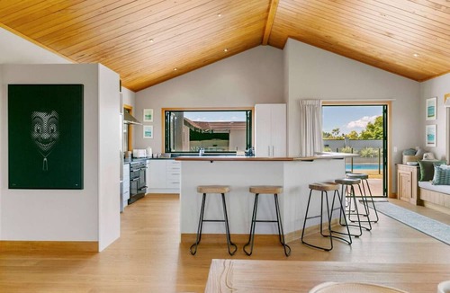 Nukuhau House | Watene Lodge - Spacious 5 Star Home with Pool