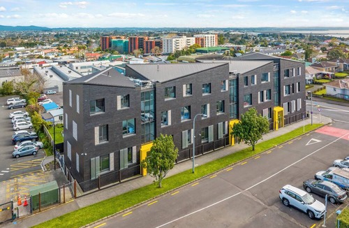 Avondale House | Layard Apartments 522 - West Auckland Apartment