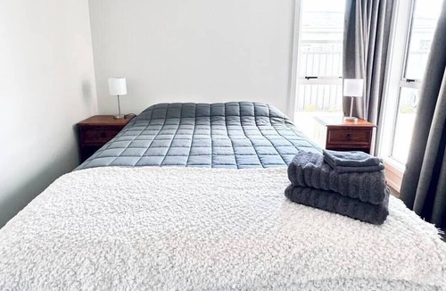 Napier House | Smart New Home, 5m Walk to Shops