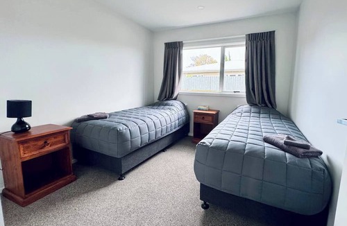 Napier House | Smart New Home, 5m Walk to Shops