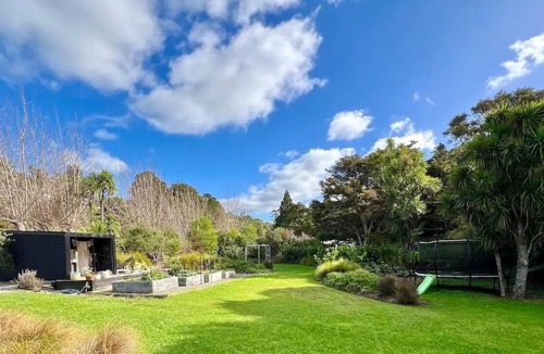 Mangawhai House | Native bush paradise. 10 mins to beach!