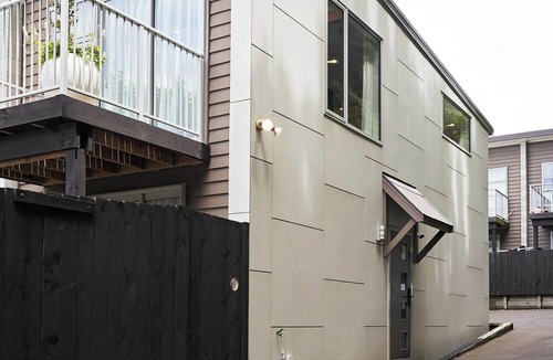 Dunedin City Centre Apartment | Stylish City Pad – Luxe, Comfy, Central