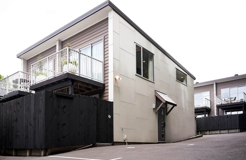 Dunedin City Centre Apartment | Stylish City Pad – Luxe, Comfy, Central