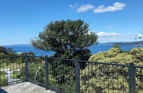 Tuateawa House | Gaze over the Pacific OceannListen to the birds. relax