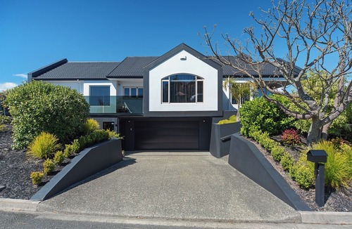 Britannia Heights House | Seascape Escape - Experience Elegant Living Surrounded By Breathtaking Views!