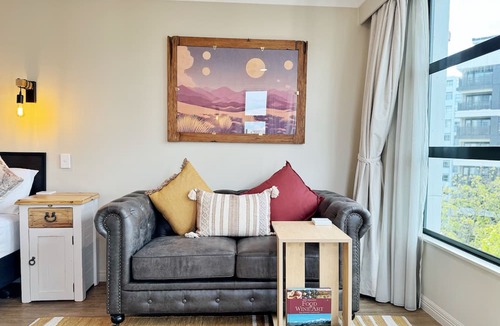 Newton Apartment | *Free parking, balcony, pool and spa*