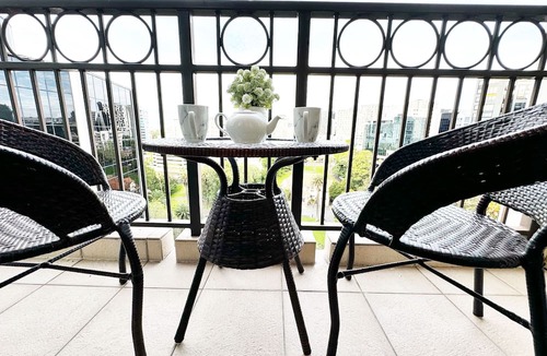 Newton Apartment | *Free parking, balcony, pool and spa*