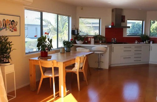 Omanu House | Beach access across road. Safe Patrolled beach. All day sun. Relaxed Vibe.