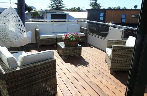 Omanu House | Beach access across road. Safe Patrolled beach. All day sun. Relaxed Vibe.