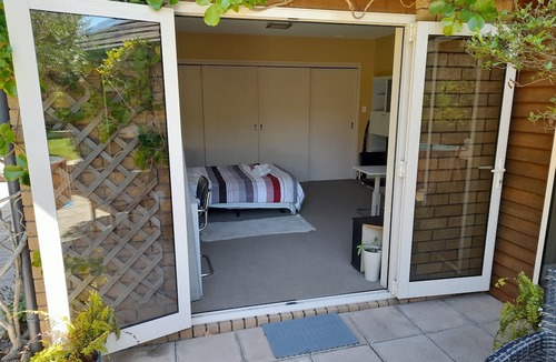 Whakatane Apartment | Kiwi Lodge Guest Suite neighbouring Kiwi Reserve Bird Park. Hottub, Pool, PetsOK