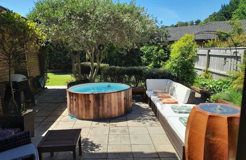 Whakatane Apartment | Kiwi Lodge Guest Suite neighbouring Kiwi Reserve Bird Park. Hottub, Pool, PetsOK