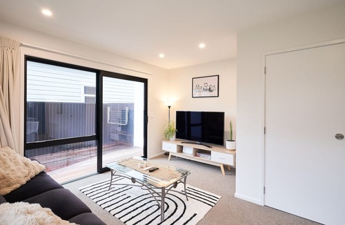 Saint Kilda Apartment | Newly built unit in St Kilda. Modern amenities
