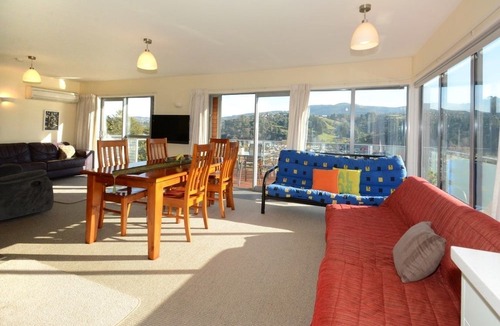 Dunedin House | Baldwin Street BNB