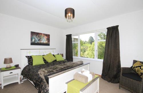 Whanganui House | Durie Vale Retreat - Spa Pool, Scenic View, BBQ, Sky TV