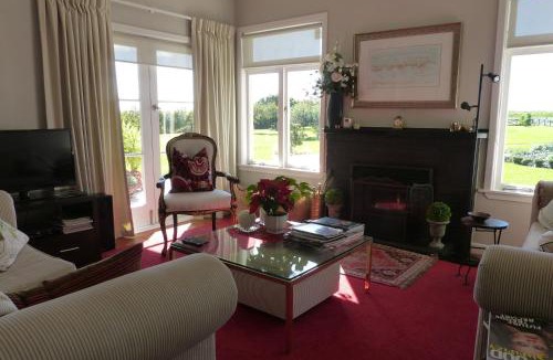 Waitakaruru Bed & Breakfast | Miranda Homestead B&B
