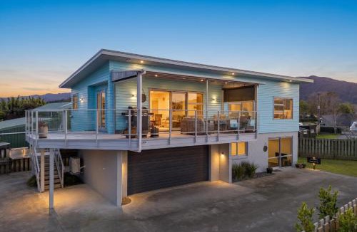 Coromandel Apartment | Wharf Landing - Harbour View with Sunny Balcony, Walk to Town